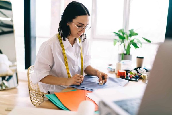 Quelle croisière offre des ateliers pour apprendre la sculpture sur pierre locale avec des artisans?